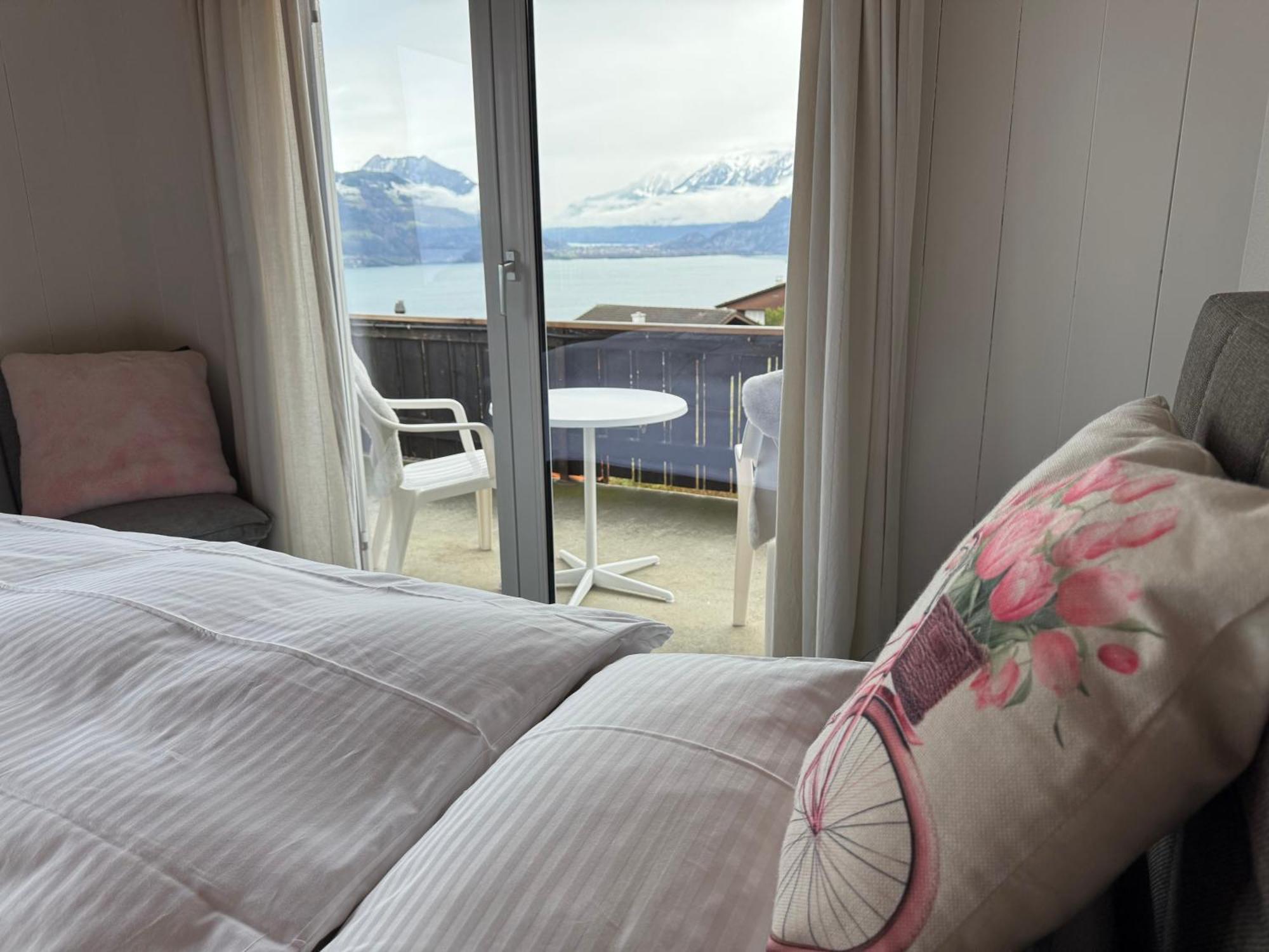 Eva'S Seeblick Krattigen Ruang foto